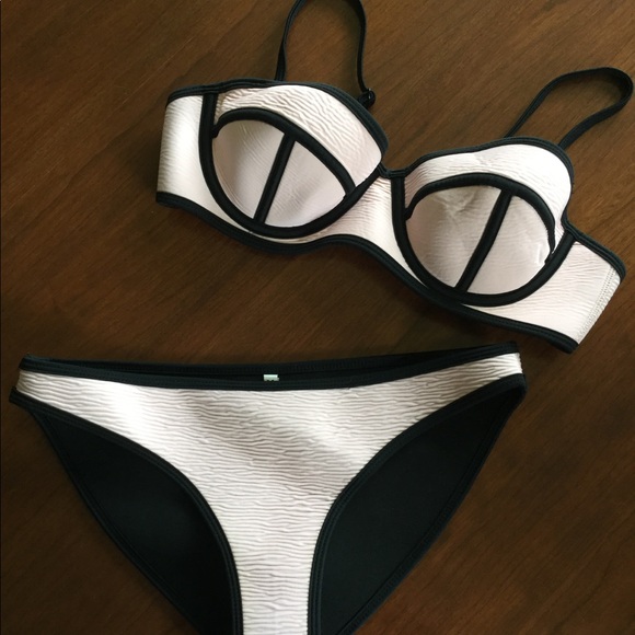 Bikini - Picture 3 of 4